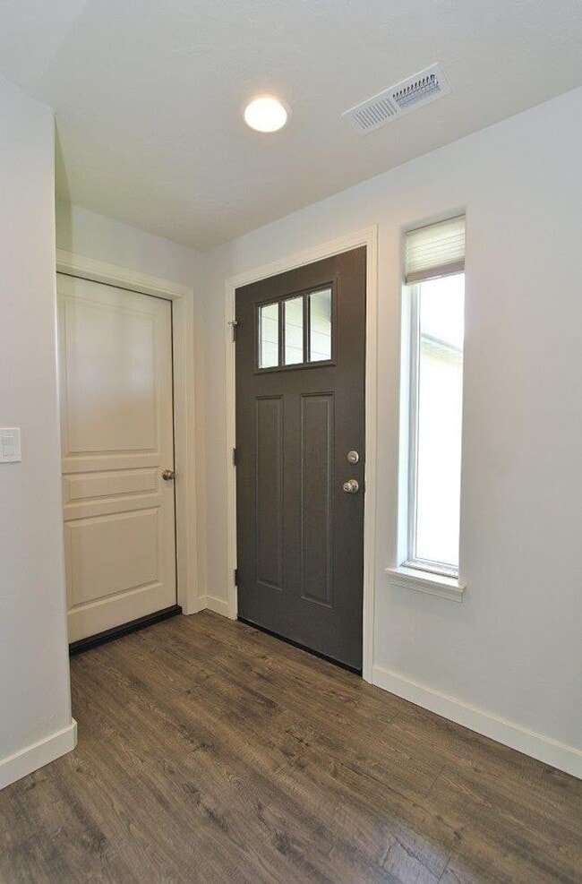 Building Photo - Clean Single-Level Home in Quiet Neighborhood
