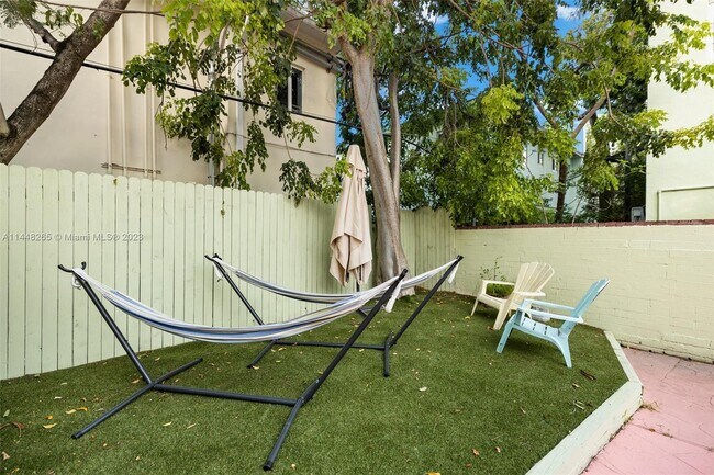 Building Photo - 2822 Pine Tree Dr