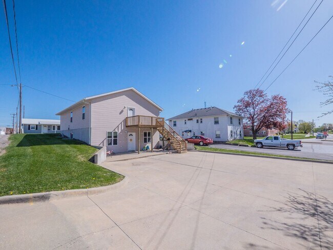 Building Photo - 212-214 E 1st Duplex