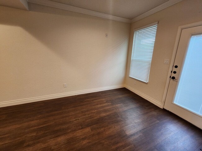 Building Photo - 1 MONTH FREE RENT/ 3/2.5/1.5 Fourplex Clos...