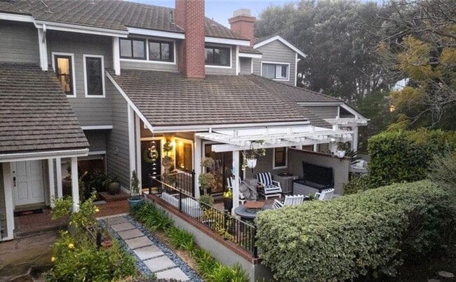 Building Photo - Updated 2 bedroom townhome in Manhattan Vi...