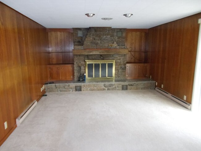 Building Photo - Spacious & Beautifully Maintained 3-Bedroo...