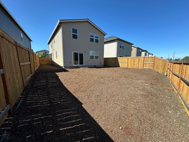 Building Photo - 4 bedroom 2.5 bathrooms in the beautiful M...