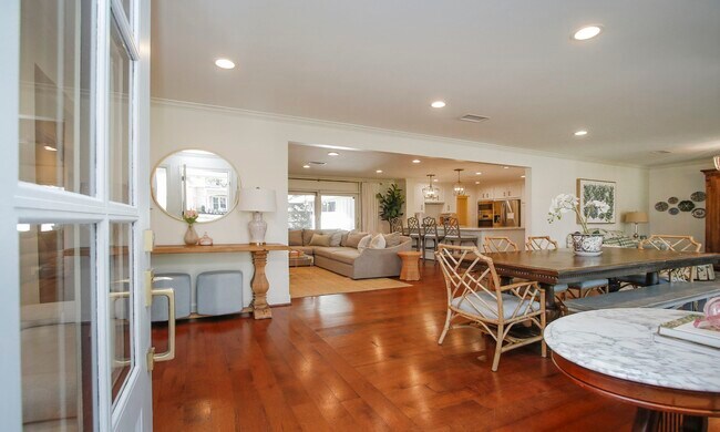 Building Photo - 827 St George Ln