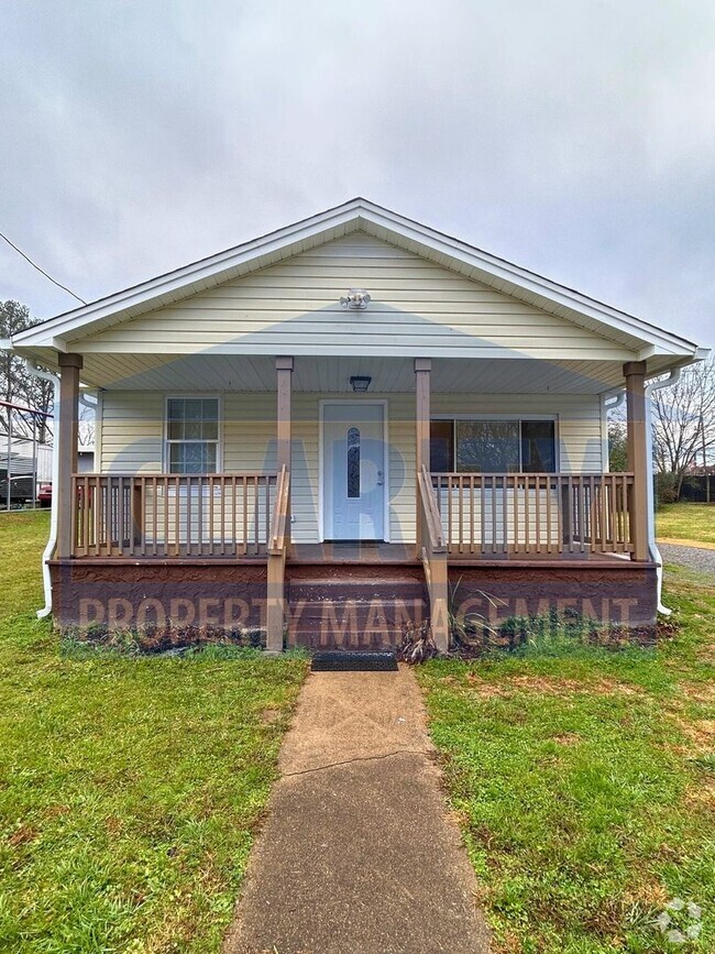 Building Photo - Super cute, remodeled three bedroom home!