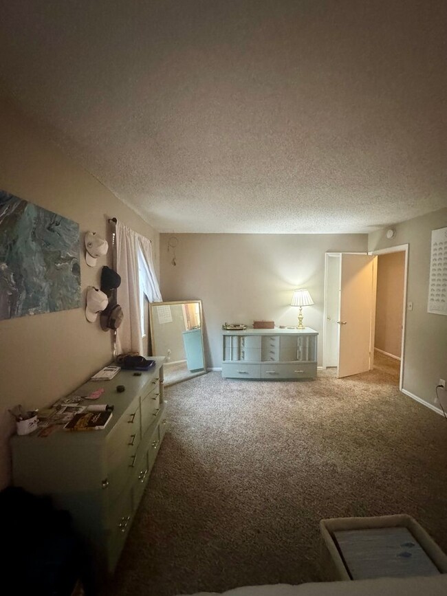 Building Photo - 3 bedroom/2 bath Centrally Located home in...