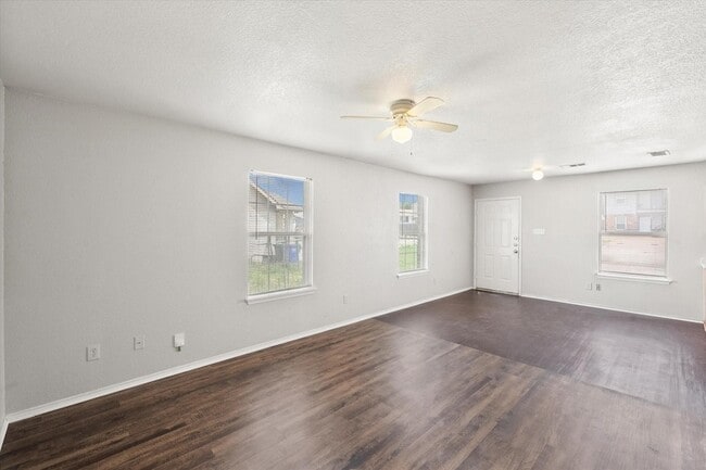 Building Photo - 404 Kings Way Dr