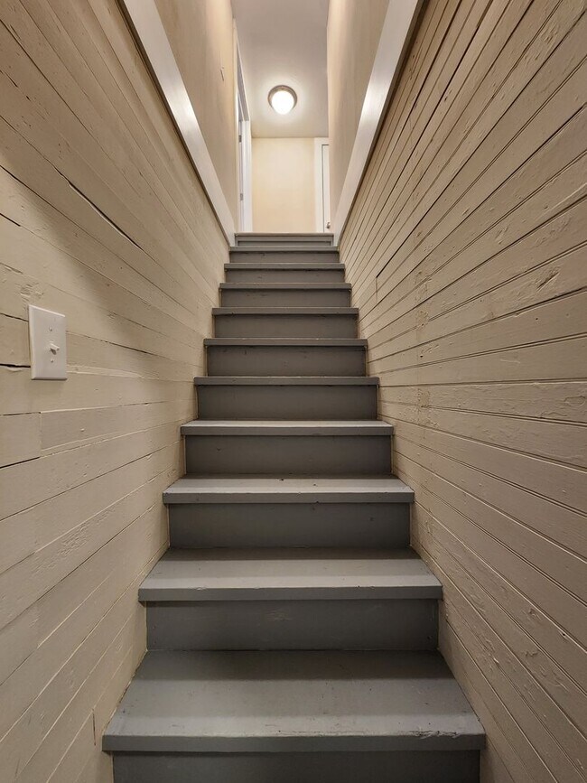 Building Photo - Spacious 3-Bedroom, 1-Bathroom Home AVAILABLE NOW!!