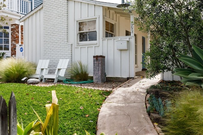 Building Photo - 502 Poinsettia Ave