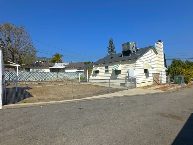 Building Photo - Farmhouse Style 2BD/1BA House For Rent   i...