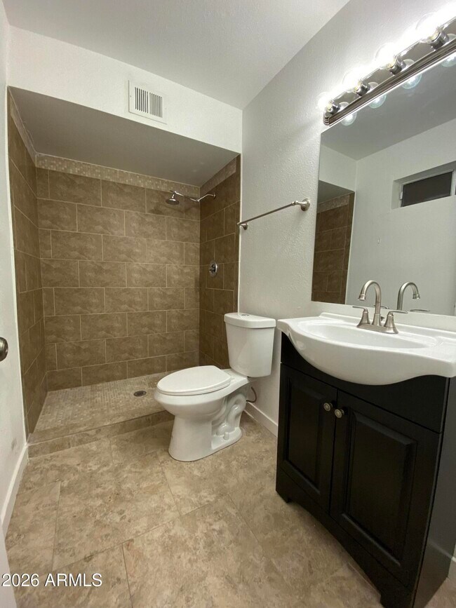 Building Photo - 2121 W Sequoia Dr