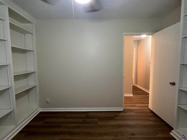 Building Photo - 4693 Twin Oak Dr