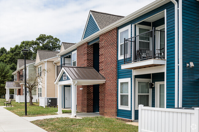 Building Photo - Admiral's Landing