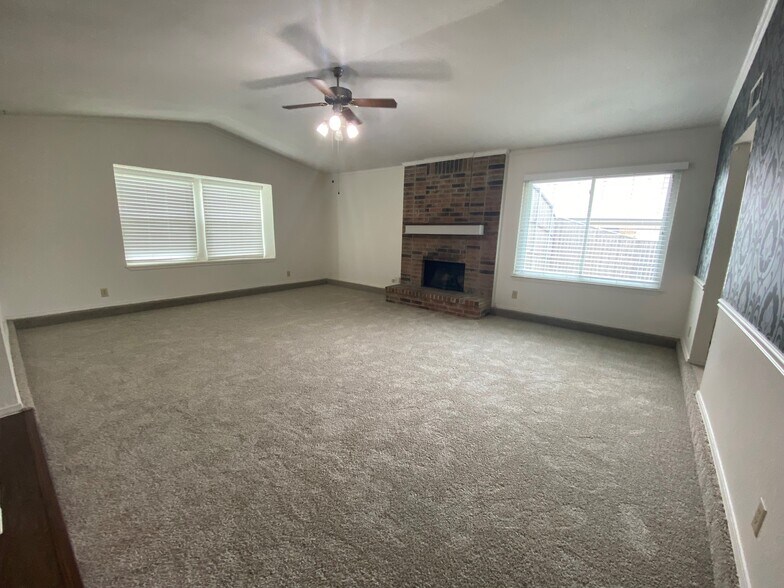 Liv Rm - 3713 Glover Dr