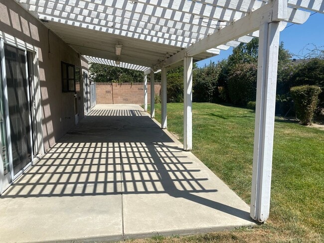 Building Photo - 2 story 4 bed, 2 bath home with yard