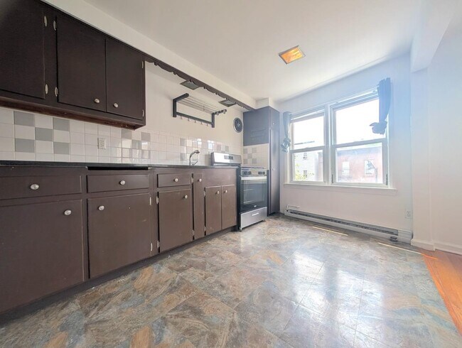 Building Photo - 335 3rd St