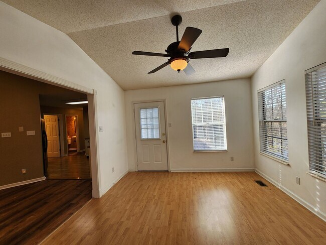 Building Photo - Maryville 37801- 3 bed 2.5 bath condo - call Tom Parry 865-607-3649