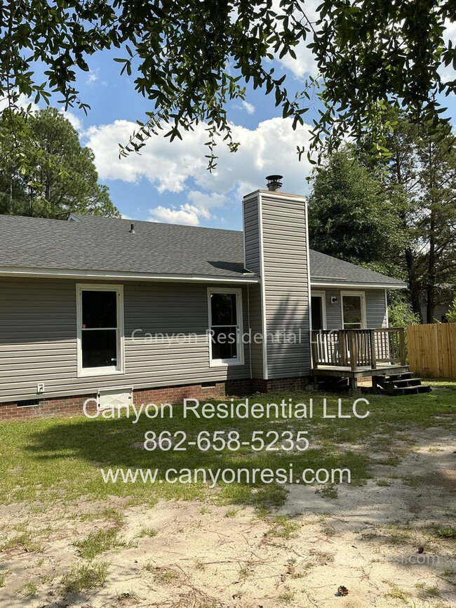 Building Photo - 628 Walker St