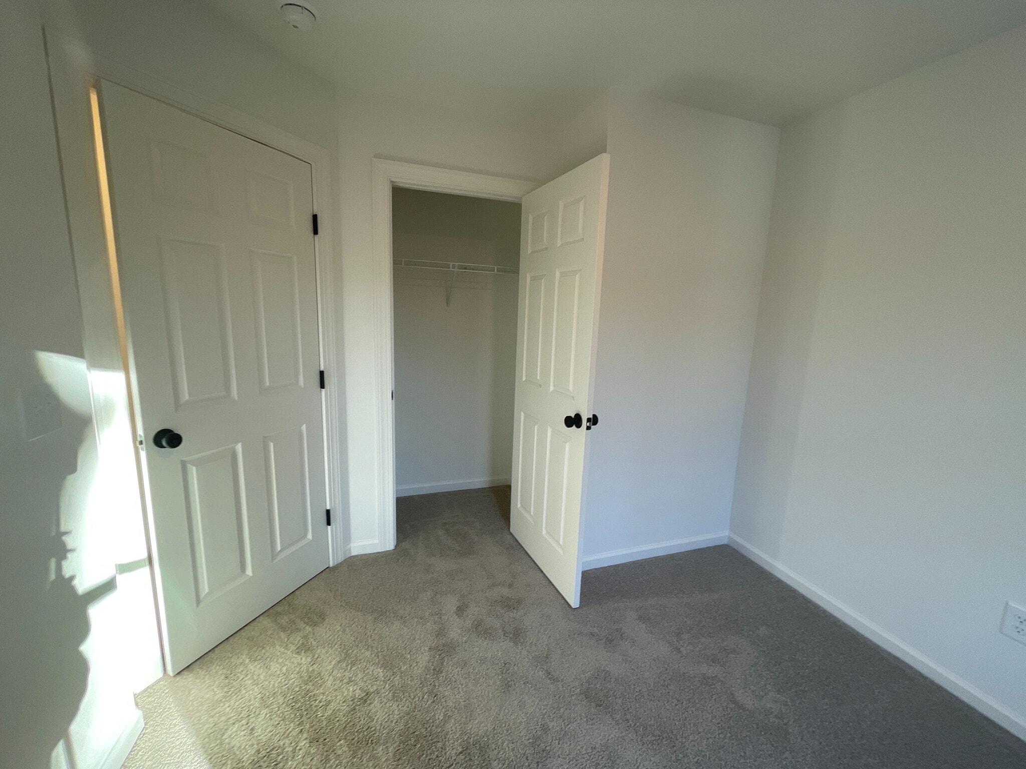 Building Photo - Room in House on Maplewood Dr