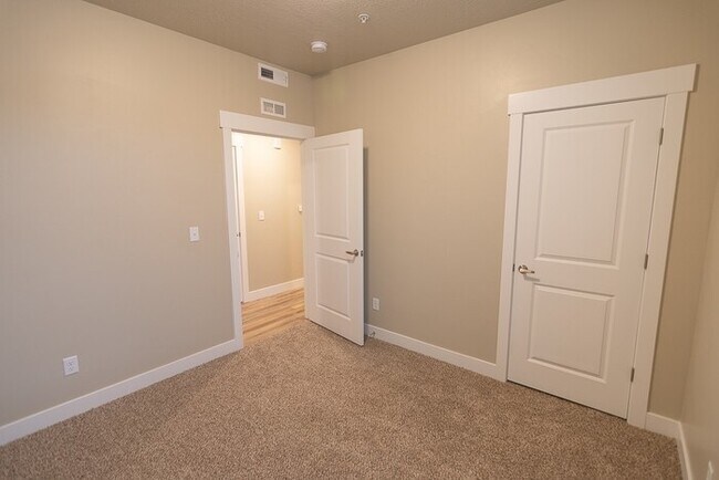 Building Photo - Beautiful Middle Floor Condo in Springville