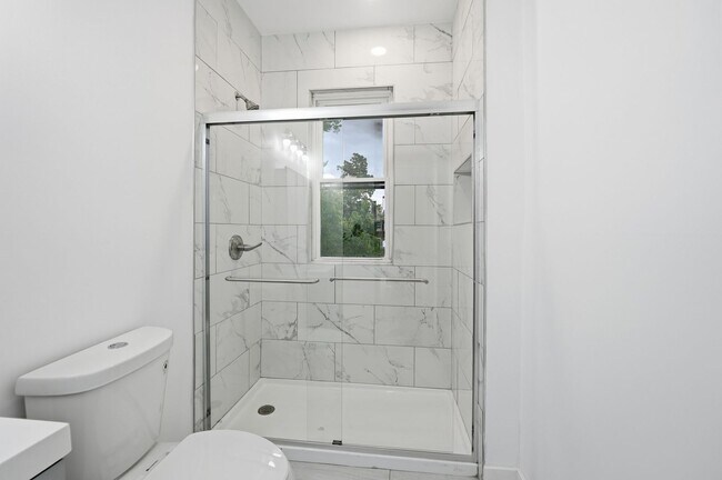 Building Photo - 568 Hale Ave