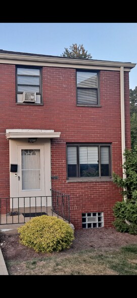 Primary Photo - 472 Hoodridge Dr