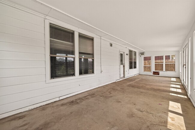 Building Photo - 13915 Maleewan Ln