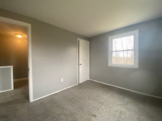 Building Photo - Welcome to this charming two-bedroom, one-bathroom double in the heart of Springfield, OH+