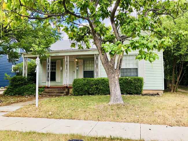 Building Photo - Updated 1940s Home with Time Period Charm