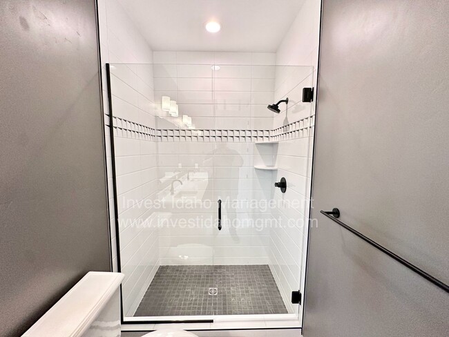 Building Photo - $500 move in credit! Luxury Living in the ...