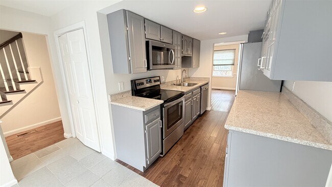 Building Photo - 2 Glenbrook Ln