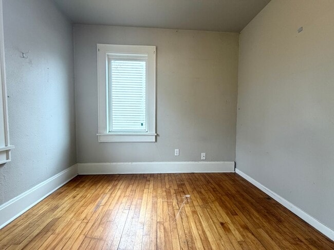 Building Photo - Cozy 2 Bedroom Single Family Home- Near Bellevue Wi