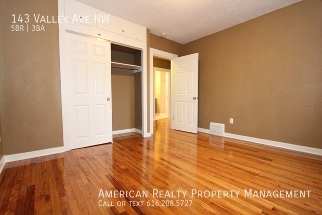 Building Photo - 143 Valley Ave NW