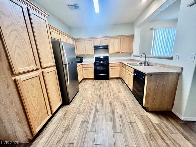 Building Photo - 1324 Sun Village Ave