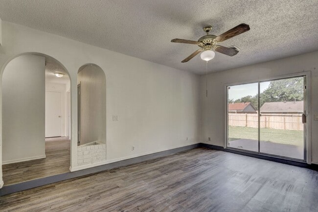 Building Photo - Cozy & Stylish Living Near ESA Park with F...