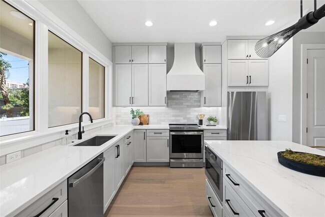 Building Photo - 222 N Hesperides St