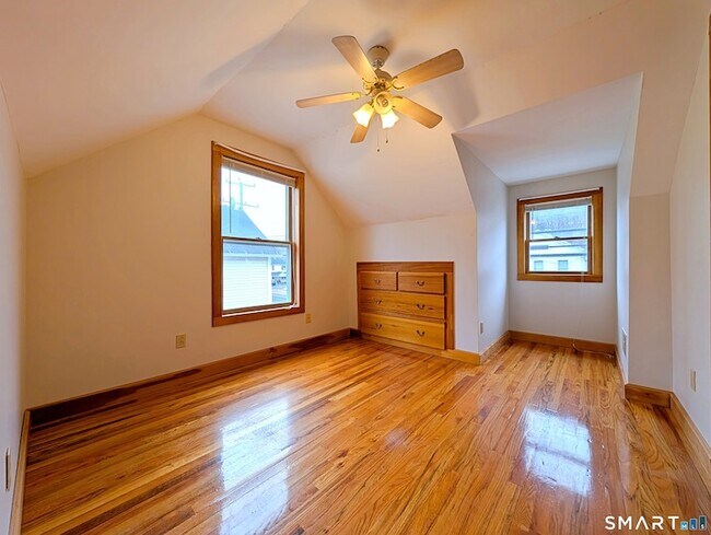 Building Photo - 434 Main St