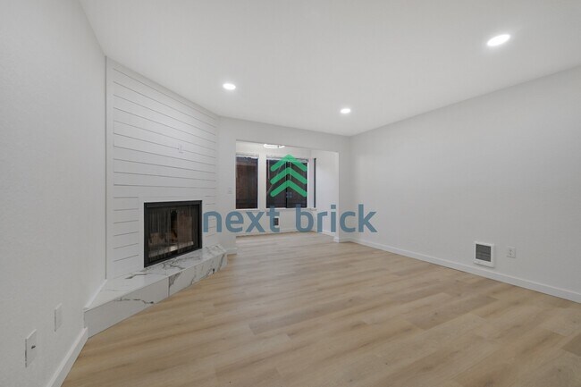 Building Photo - 2 Bed 1 Bath Condo