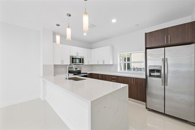 Building Photo - 1428 SW 4th Ave