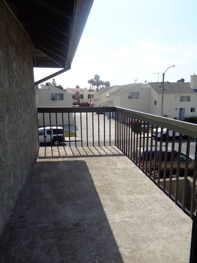 Building Photo - 607 E Utica Ave