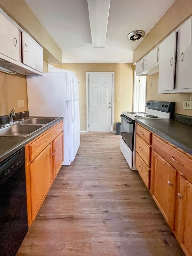 Building Photo - Dishwasher Included
