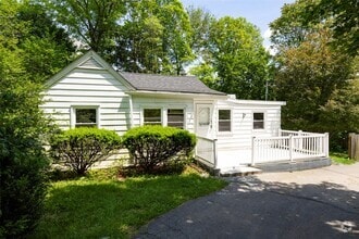 Building Photo - 143 Vassar Rd