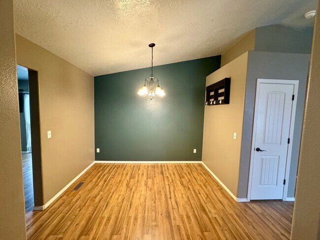 Building Photo - Beautiful Home in Prime Meridian Location