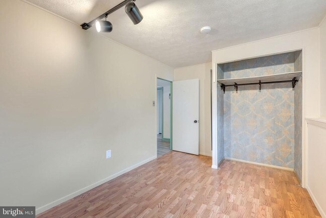 Building Photo - 852 Birchwood Ct