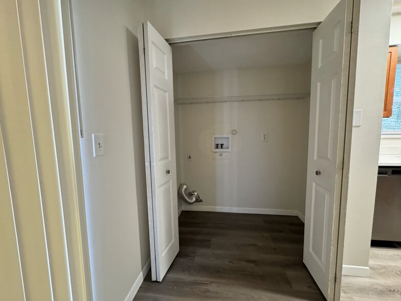 Building Photo - 2901 Bay View Dr