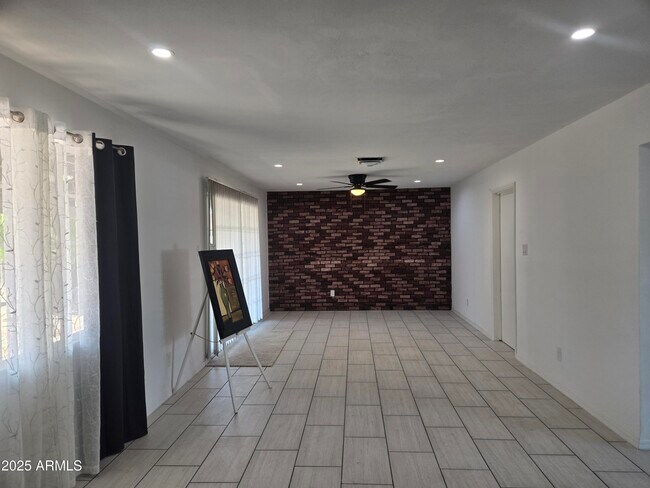 Building Photo - 3731 W Fleetwood Ln