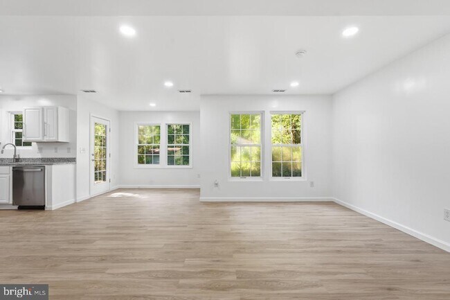 Building Photo - 104 Hazel Dr