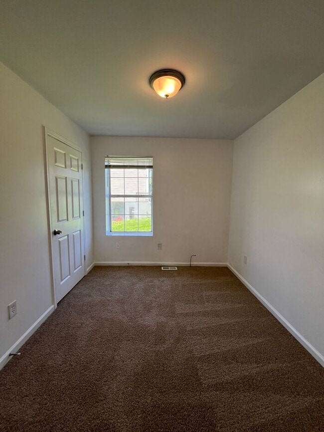 Building Photo - Spacious 4-Bedroom Duplex with Modern Amen...