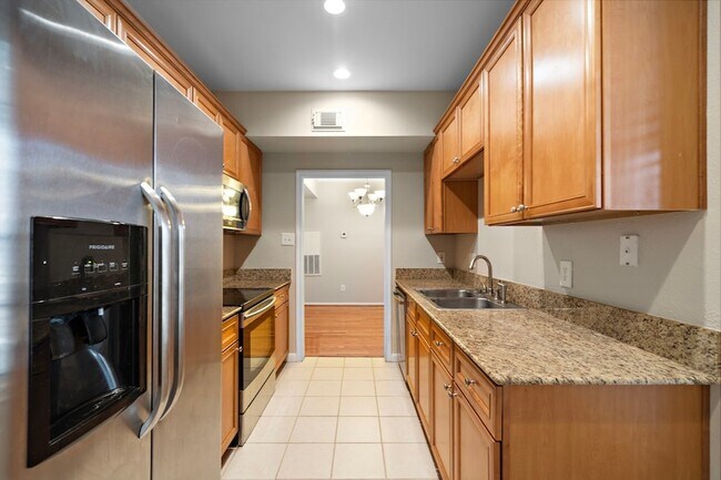 Building Photo - 2255 Braeswood Park Dr
