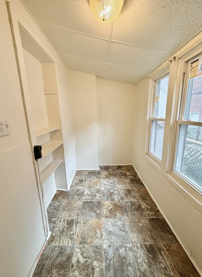 Building Photo - 630 E Thayer St